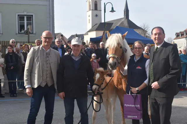Bürgermeister Markus Hansbauer (l.) und Landtagsabgeordneten Florian Grünberger (r.) bei der Preisübergabe. | Foto: Marktgemeinde Riedau