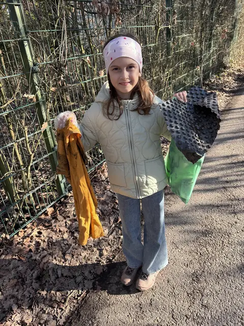 Matilda aus Andorf fand beim Spazierengehen in Schärding allerhand achtlos weggeworfenen Unrat und sammelte ihn ein. | Foto: Dorfer