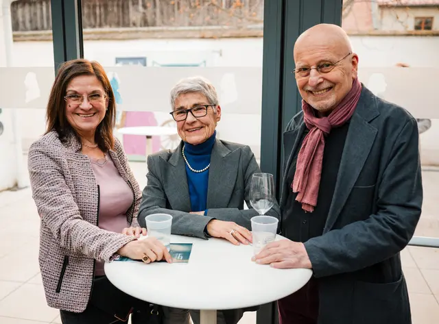 Helga Gärtner-Frey, Edda Ricker und Mäzen Roland R. Ricker hatten Spaß bei der Saisoneröffnung. | Foto: Haydnregion Niederösterreich