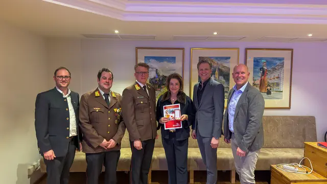 V. lil: Katastrophenschutzreferent Christoph Wiedl, Ortsfeuerwehrkommandant Patrick Bacher, Bzirksfeuerwehrkommandant Hannes Pfeifenberger, Bezirkshauptfrau Michaela Rohrmoser, die geehrt wurde, Bürgermeister Wolfgang Pfeifenberger und der Landtagsabgeordnete Eduard Egger. | Foto: BSBÖ OVI Thomas Keidel
