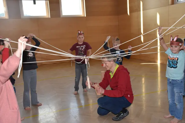 Zum großen Frühlingsfest mit dem Osterhasen luden die Direktorin der Volksschule Pabneukirchen Doris Kurus und ihr Lehrerteam. Mit dabei Seniorenbund, Elternverein und Kindergarten. | Foto: Zinterhof