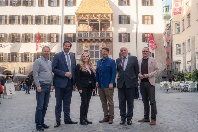 Die Impulsreferate im Innsbrucker Generationengespräch auf Einladung des österreichischen Europaabgeordneten Lukas Mandl (2.v.l.) kamen von Herwig van Staa (2.v.r.), ehemaliger Landeshauptmann, Eduard Fröschl (3.v.r.), Präsident der Jungen Industrie und Matthias Hofer (li.), AHS-Lehrervertreter. Der Nationalratsabgeordnete Jakob Grüner (re.) hielt die Schlussworte. Moderiert wurde von der Pädagogin Christina Mair (3.v.l.). | Foto: Fettinger