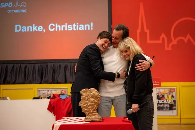 Die neue Bezirksparteivorsitzende Susanne Haase (l.), Nationalrat Christian Oxolitsch und Bezirksvorsteherin Stefanie Lamp (alle SPÖ, r.) bei der Bezirkskonferenz der SPÖ Ottakring.  | Foto: Lukas Arnold