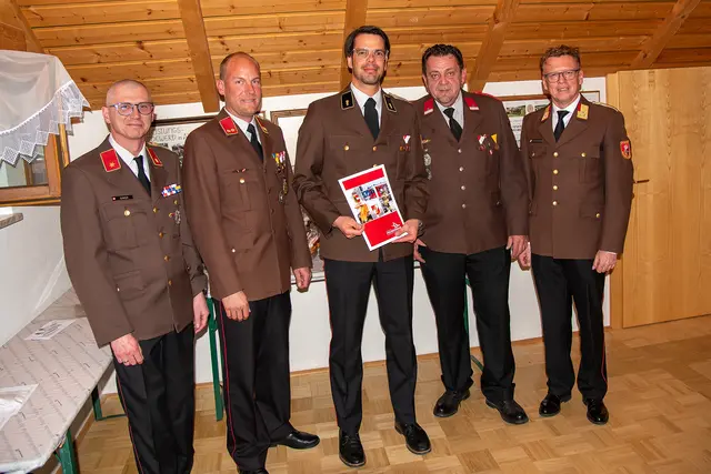 Feuerwehrarzt Helmut Lassacher bekam die Verdienstmedaille des Landesfeuerwehrverbandes Salzburg verliehen. | Foto: FF-Weißpriach