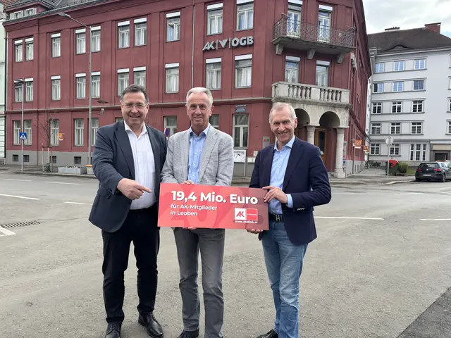 Über 19.800 Auskünfte wurden im Jahr 2025 in der AK-Außenstelle Leoben erteilt und 19,4 Millionen Euro erkämpft. Im Bild: Direktor Johann Scheuch, Außenstellenleiter Edwin Kriechbaum und Präsident Josef Pesserl (v.l.) | Foto: MeinBezirk/Astrid Moder