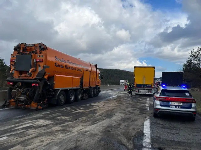 Bindemittel auf der Straße. | Foto: FF Alland
