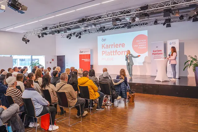 In der TriBühne Lehen fand die Karriereplattform des Österreichischen Integrationsfonds (ÖIF) in Salzburg zum Schwerpunkt Gesundheits- und Pflegeberufe statt. 
 | Foto: ÖIF/Soldatenko