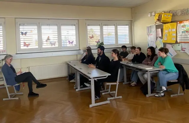 Ein etwas anderer Schulalltag: Die Schülerinnen und Schüler erzählten MeinBezirk-Redakteurin Waltraud Fischer, wie es ihnen ohne Smartphone im Alltag ergeht. | Foto: MeinBezirk