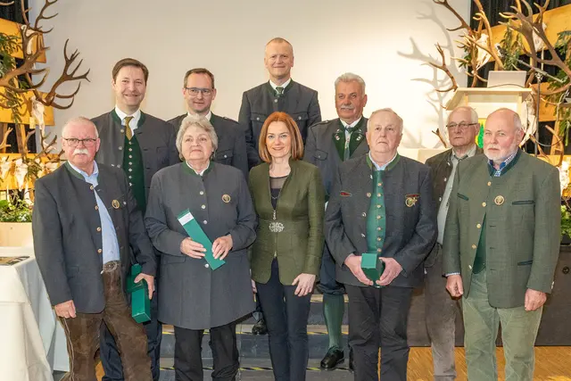 Bronzenes Verdienstabzeichen der Steirischen Landesjägerschaft für Anneliese Fürnschuss, Paul Stelzl, August Plank, Johann Gutschy, Josef Jauk und Valentin Zmugg, hier mit den Gratulantinnen und Gratuklanten Landesrätin Simone Schmiedtbauer, Landesjägermeister Franz Mayr Melnhof Saurau und Bezirksjägermeister Johann Silberschneider. | Foto: Bezirksjagdamt Deutschlandsberg