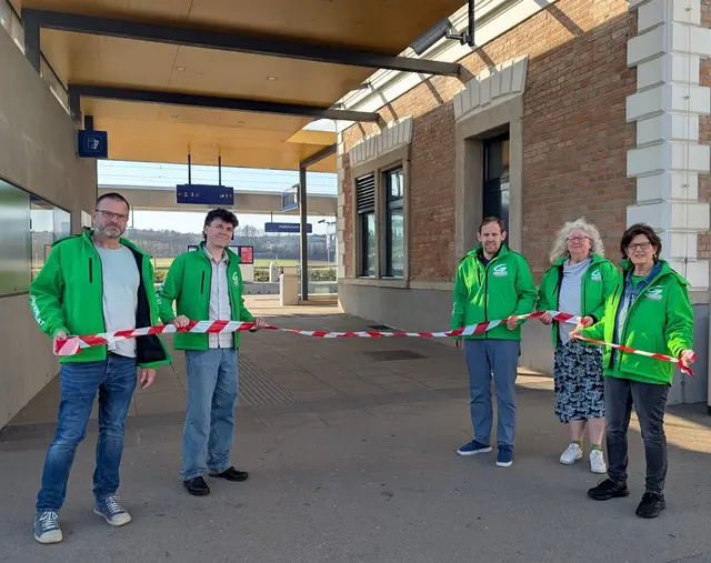 „Baustelle Nordwestbahn“: Martin Klus, GR Moritz Cermak, LAbg. Georg Ecker, GRin Roswitha Bauda und STRin Sabine Fasching unterstützen die Petition. | Foto: Die Grünen