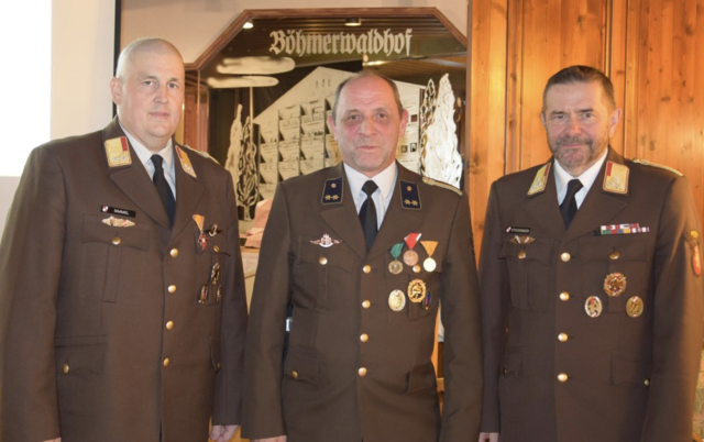 Abschnittskommandant Christian Simmel, Willi Wagner und Bezirks-Feuerwehrkommandant Thomas Stockinger, v. l.  | Foto: Abschnittsfeuerwehrkommando Aigen