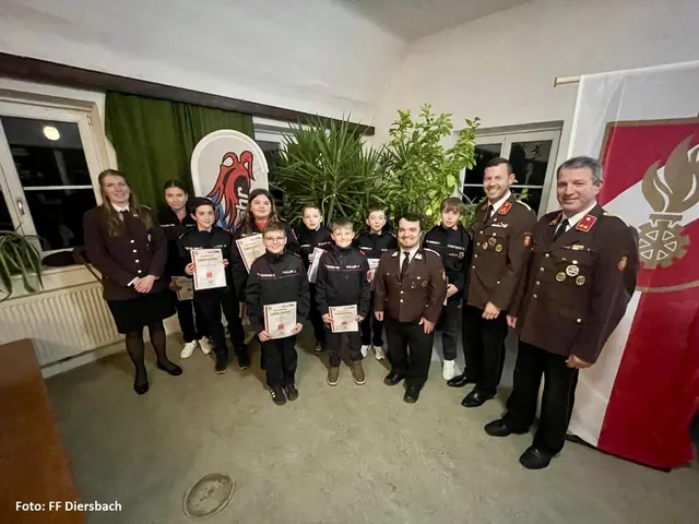 Viele Diersbacher Feuerwehrmitglieder wurden im Rahmen der Vollversammlung ausgezeichnet. So gab es etwa in der Jugend Erprobungen und Beförderungen. | Foto: FF Diersbach