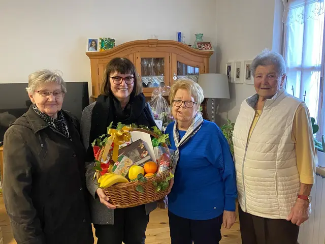 vlnr. Anna Krecht, Waltraud Reisner-Igler, und Jubilarin Maria Glöckl, die ihren 80. Geburtstag feierte, sowie Maria Schöpf. | Foto: Stefan Grosz
