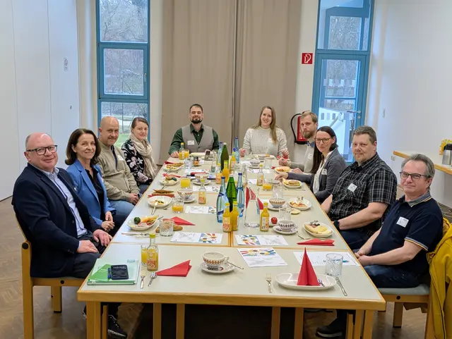 Leopold Streicher (WIFI Waldviertel), Bezirksstellenobfrau Anne Blauensteiner, Robert Backhausen (TIP Waldviertel), Melanie Pazour, Lukas Karl (Junge Wirtschaft), Anna-Maria Stocker, Bernd Stocker, Neimer Daniela, Gerhard Harringer und Peter Hahn (v.l.).
Fotocredit: BSt. Zwettl | Foto: WK Zwettl
