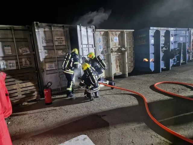 Die Besatzung des Hilfeleistungsfahrzeuges bekam den Auftrag, zuerst im stark verrauchten Container nach den vermissten Personen zu suchen und gleichzeitig die Brandbekämpfung durchzuführen. | Foto: FF Waidhofen/Thaya