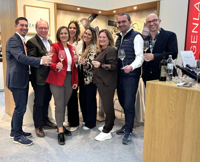 Die Delegation der Burgenländischen Weinwirtschaft freute sich mit den Austeller:innen über den Messererfolg: (v.l.) Wein Burgenland-Geschäftsführer Christian Zechmeister, Weinbau-Präsident Andi Liegenfeld, Weinbauverband-Geschäftsführerin Verena Klöckl, Weinkönigin Maria IV. Liegenfeld, Anna Haas (Weintourismus Burgenland), Liane Peck (ZANTHO GmbH), Weintourismus Burgenland-Geschäftsführer Herbert Oschep, Thomas Gratzer (ZANTHO GmbH) | Foto: Klöckl Verena