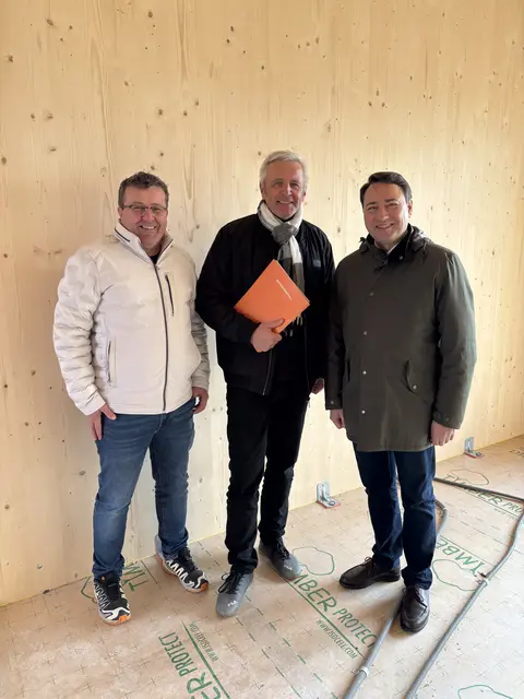 Gerhard Winklhofer, Otmar Essl und Manfred Haimbuchner bei der Baustellenbesichtigung. | Foto: MeinBezirk/Wirger