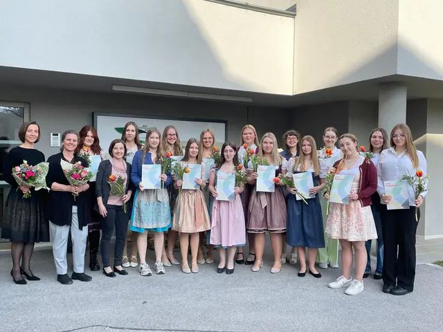 Gastlehrerin Barbara Neumayer Edlinger, Fachlehrerin Sabine Artes und Direktorin der LFS Barbara Grötz (v.l.n.r) gratulieren den 15 Schülerinnen der LFS Hollabrunn zur erfolgreich bestandenen Kinderbetreuerinnenprüfung. | Foto: Foto: LFS Hollabrunn