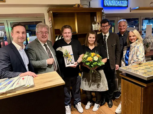 Vizebürgermeister Micheal Baumgartner, Bürgermeister Walter Zemrosser, Manuel und Daniela Pirker, Landeshauptmann-Stellvertreter Martin Gruber sowie die Verpächter Gerhard und Edith Pobaschnig | Foto: Stadtgemeinde Althofen