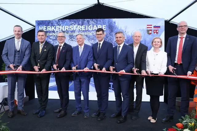 Im Festzelt vor dem Tunnelportal des Karawankentunnels fand die feierliche Verkehrsfreigabe der Neubauröhre statt. | Foto: ASFINAG/Oliver Wolf
