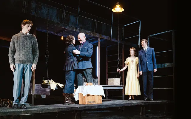 Die Besatzung wird freudig empfangen von der Mutter (Bettina Kerl). | Foto: Luiza Puiu