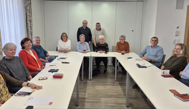 Den Teilnehmern wurden unter anderem die wichtigsten Einstellungen für die Nutzung ihres Smartphones erklärt. | Foto:  Marktgemeinde Frankenburg