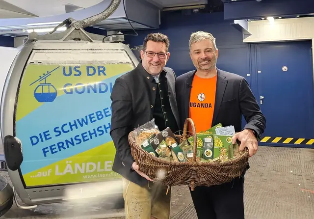 Foto: Dr. Daniel Neyer überreicht Andreas Seeburger einen großen TWIGA-FRUITS Produkte Korb für eine Großfamilie in Vorarlberg, betreut von der Hilfsorganisation Stunde des Herzens.