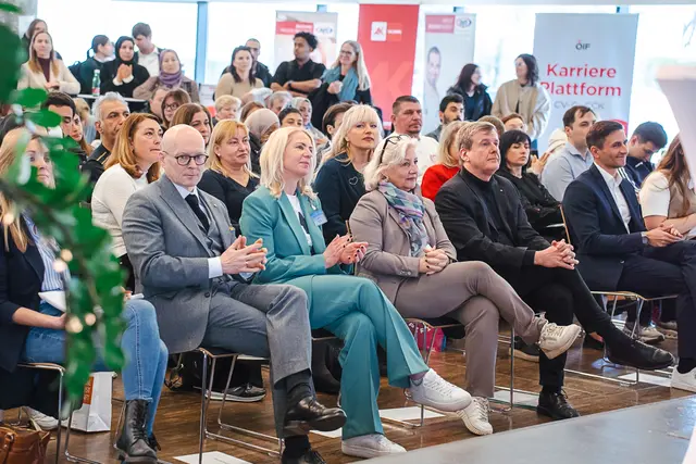 In der TriBühne Lehen fand die Karriereplattform des Österreichischen Integrationsfonds (ÖIF) in Salzburg zum Schwerpunkt Gesundheits- und Pflegeberufe statt. 
 | Foto: ÖIF/Soldatenko