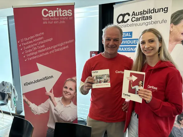 An der Karriereplattform des Österreichischen Integrationsfonds in der TriBühne Lehen nahmen zahlreiche Einrichtungen aus dem Gesundheits- und Pflegebereich teil. Im Bild: Lisa Marie Sager und Marco Schneeberger von der Caritas Salzburg. | Foto: Lisa Gold