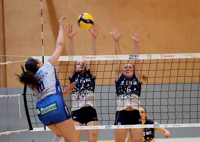  Madison Chimienti (Hartberg) im Luftkampf gegen Ursa Sevcnikar und Carina Goldberger (Trofaiach) | Foto: GEPA pictures/Hans Oberländer