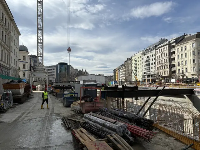 Könnte im Zuge der U-Bahn-Bauarbeiten eine Boulderwand an der Pilgramgasse entstehen? Kann man etwas gegen die Sparmaßnahmen der Stadt Wien im Bezirk unternehmen? Unter anderem darüber diskutierte die Margaretner Bezirksvertretung in der jüngsten Sitzung. | Foto: Nathanael Peterlini/MeinBezirk