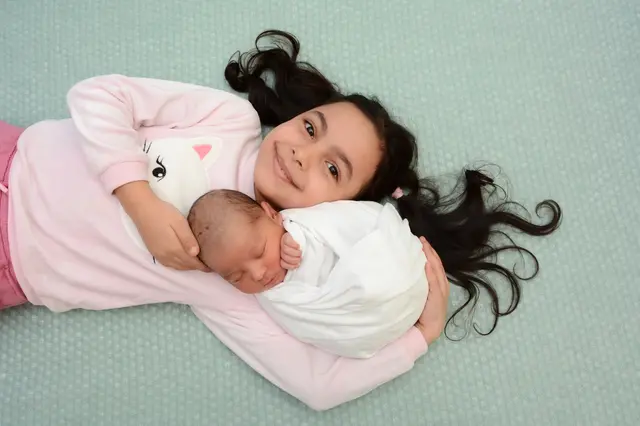 Name: David mit Schwester Karina
Geburtsdatum: 21.02.2026
Gewicht: 3.100 g
Größe: 50 cm
Eltern: Cosmina Moraru und Robert Dragan aus Trofaiach | Foto: Babysmile
