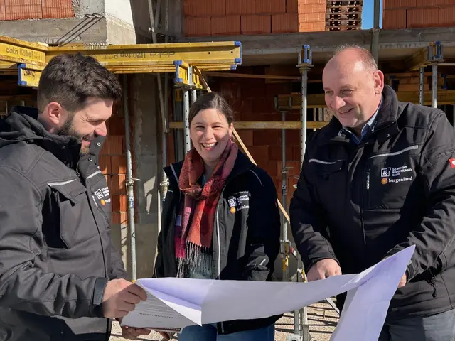 SOWO-Geschäftsführerin Melanie Piskernik bespricht mit Professionisten die nächsten Schritte für die Umsetzung. | Foto: Landesholding Burgenland