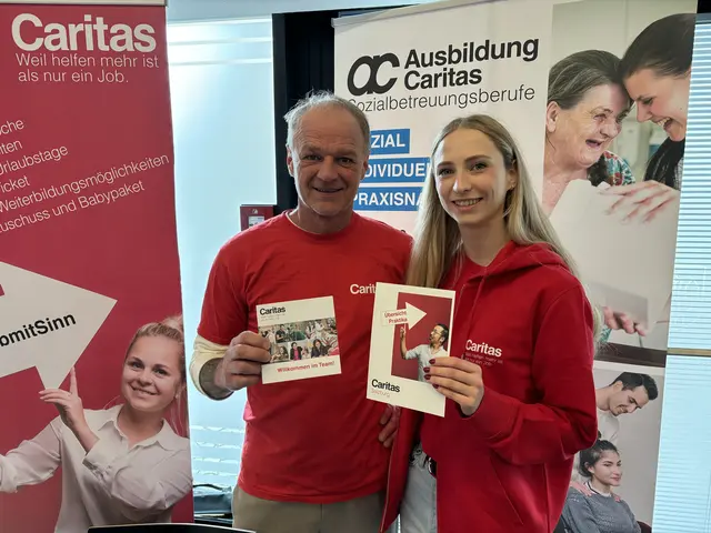 An der Karriereplattform des Österreichischen Integrationsfonds in der TriBühne Lehen nahmen zahlreiche Einrichtungen aus dem Gesundheits- und Pflegebereich teil. Im Bild: Lisa Marie Sager und Marco Schneeberger von der Caritas Salzburg. | Foto: Lisa Gold