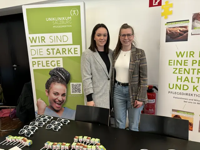 An der Karriereplattform des Österreichischen Integrationsfonds in der TriBühne Lehen nahmen zahlreiche Einrichtungen aus dem Gesundheits- und Pflegebereich teil. Im Bild: Ana Gveric und Carina Hörack von den Salzburger Landeskliniken | Foto: Lisa Gold