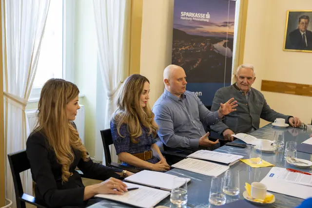 Maria Ertl, Stephanie Nestawal, Vizebürgermeister Madle (ÖVP) und Josef Preschitz.  | Foto: Stefan Joham