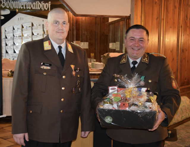 Abschnittsfeuerwehrkommandant Christian SImmel und Thomas Lindorfer, der einen Vortrag über Vegetationsbrände hielt.  | Foto: Abschnittsfeuerwehrkommando Aigen