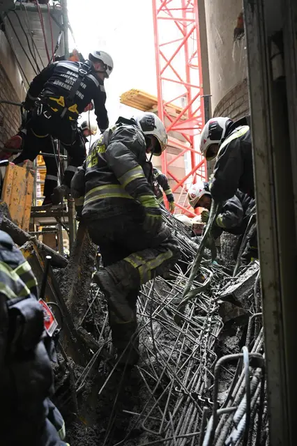 Noch flüssiger Beton und Trümmerteile erschwerten die Bergungsarbeiten. | Foto: Stadt Wien | Berufsfeuerwehr Wien