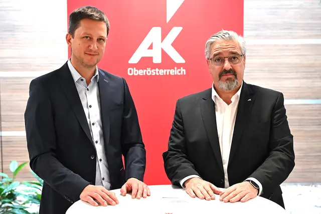 Bezirksstellenleiter Michael Weidinger und Präsident Andreas Stangl von der Arbeiterkammer OÖ ziehen Bilanz über das Jahr 2025.  | Foto: AKOÖ/Spitzbart