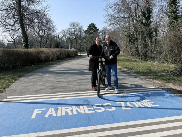 Bürgermeisterin Karin Baier und Vizebürgermeister Christian Habisohn vor der neuen Fairnesszone in Schwechat | Foto: Stadtgemeinde Schwechat