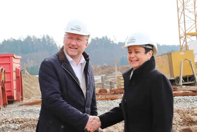 ÖWG-Vorstandsdirektor Hans Schaffer und Bgm. Waltraud Walch vor der Baustelle in Dobl-Zwaring | Foto: Edith Ertl