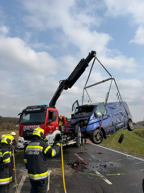 Drei Fahrzeuge waren am Verkehrsunfall in Wettmannstätten beteiligt, zwei Personen wurden teils schwer verletzt.  | Foto: FF Wettmannstätten