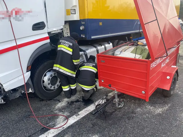 Feuerwehr im Einsatz am verunfallten Lkw. | Foto: FF Alland