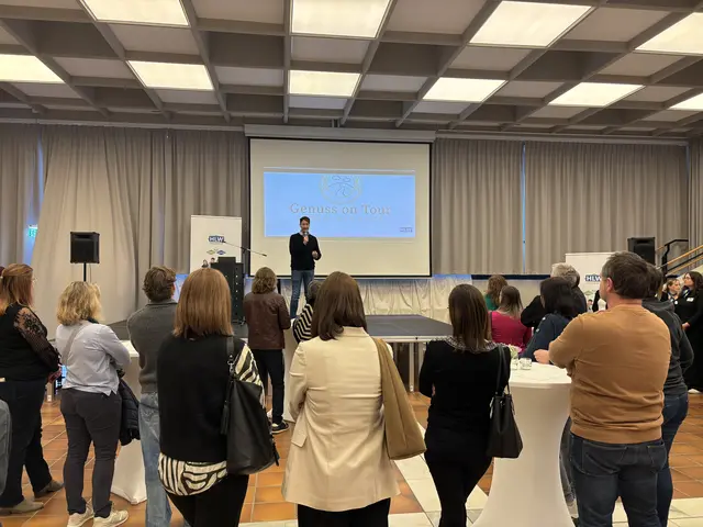  Ewald Hötzl von der Steirischen Volkswirtschaftlichen Gesellschaft als Trägerin der Initiative erklärte den Gästen der Messe die Idee hinter den Junior Companies. | Foto: MeinBezirk