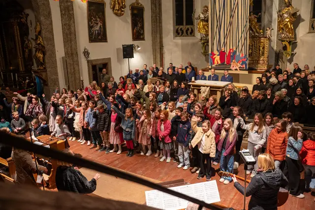Über 100 Sängerinnen und Sänger standen beim Benefizkonzert „Kuchl singt und klingt“ gemeinsam auf der Bühne der Pfarrkirche. | Foto: Stefan Vötter
