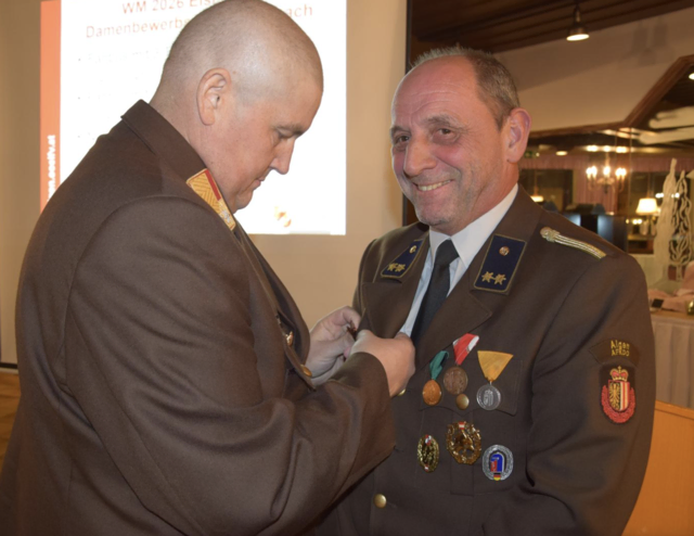 Willi Wagner wurde für seine Tätigkeit als Bewerter die Bewerterspange in Bronze verliehen. | Foto: Abschnittsfeuerwehrkommando Aigen