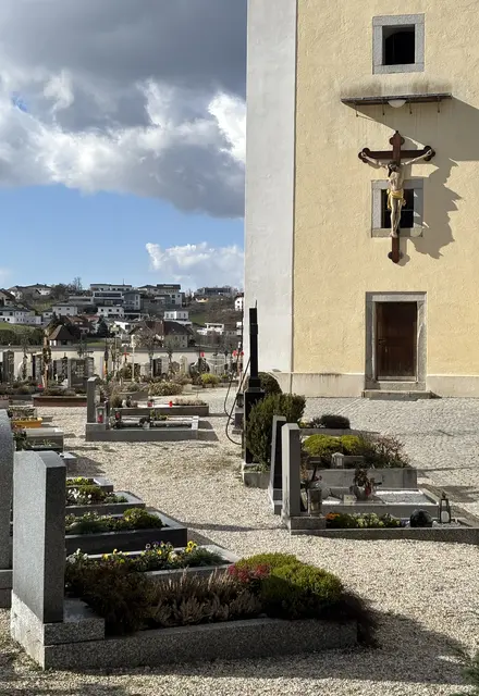 Der Friedhof (wie hier in Sarleinsbach) ist ein Ort, wo man sich den Verstorbenen nahe fühlen kann.  | Foto: MB
