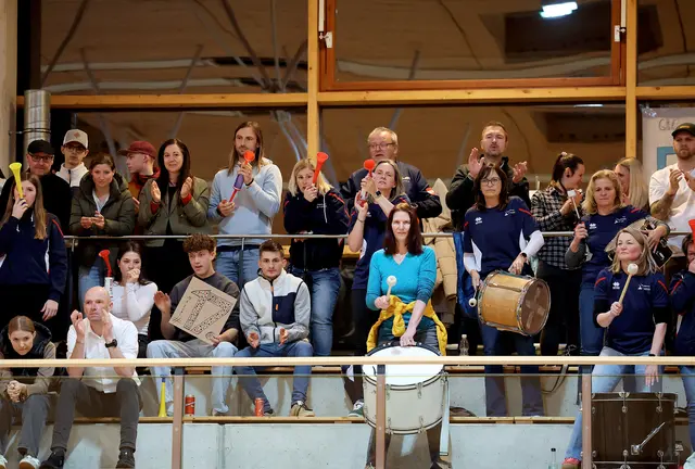 Die Fans trommelten die Erzbergmadln zum Sieg. | Foto: GEPA pictures/Hans Oberländer