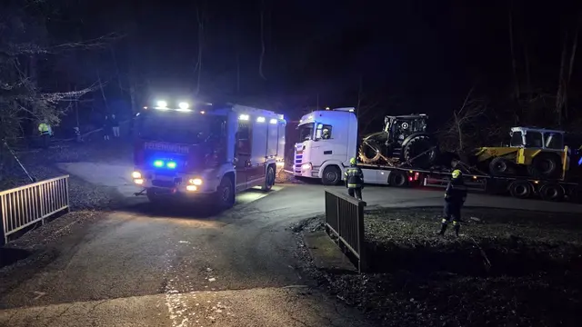 Schlimmes konnte verhindert werden: Ein mit zwei Baumaschinen beladener Sattelzug (ca. 40 Tonnen Gesamtgewicht) geriet in einer Spitzkehre in Schlossberg bei Leutschach von der Fahrbahn ab. | Foto: Waltl