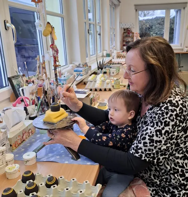 Kunsthandwerkerin Heidi Rohrmoser gibt die österlichen Traditionen schon an ihr Enkerl weiter.  | Foto: Rohrmoser